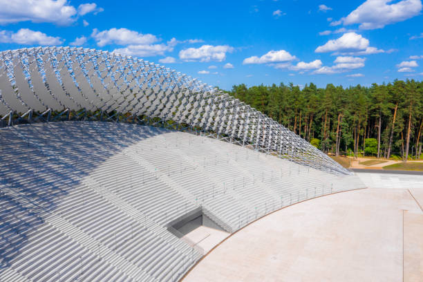 schönes neues stadion inmitten eines waldes. luftaufnahme des großen bandstandes in mezaparks in riga, lettland. - nationwide stock-fotos und bilder