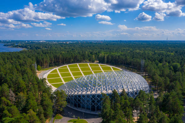 bellissimo nuovo stadio situato nel mezzo di una foresta. veduta aerea del great bandstand a mezaparks a riga, lettonia. - nationwide foto e immagini stock