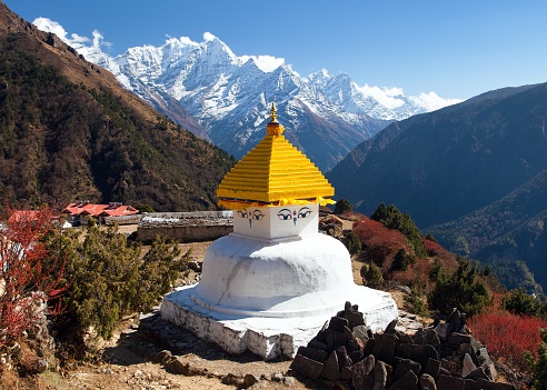 Stupa en la aldea de Thame y el monte Thamserku y Kangtega photo