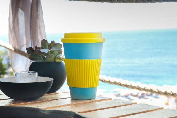 再利用可能な旅行マグカップを作ったコーヒートゥゴー。廃棄物ゼロ。持続可能なライフスタイル - bamboo color image copy space cork ストックフォトと画像