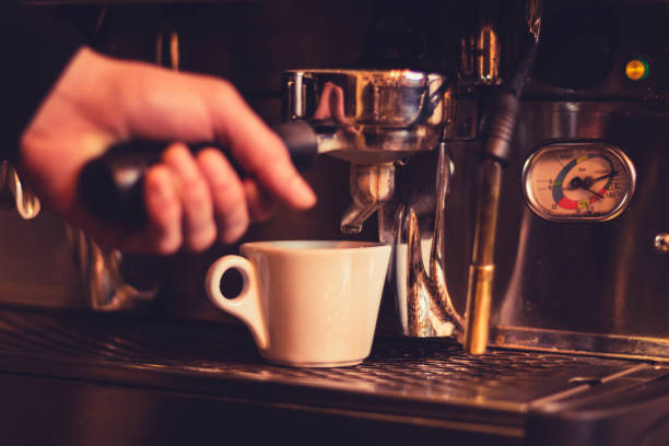 Espresso Machine Pulling a Shot foto de stock - foto de stock