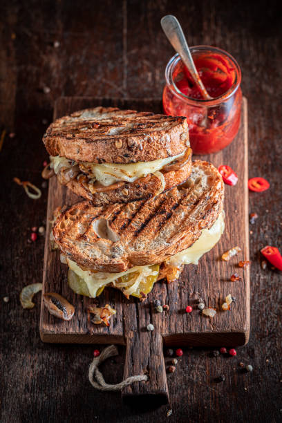 desfrute de sua torrada com cogumelos, queijo e cebola - grilled cheese panini sandwich - fotografias e filmes do acervo