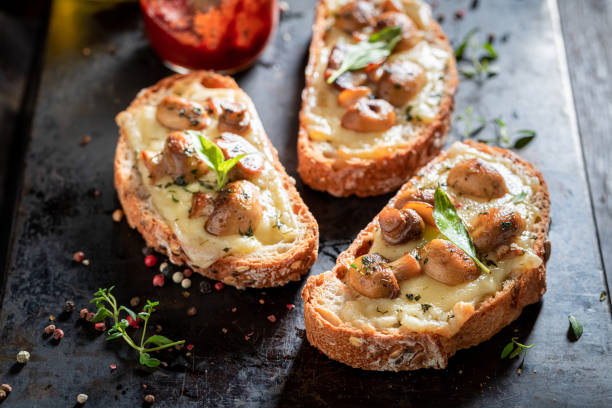 toast maison aux champignons, fromage et huile d’olive - 6995 photos et images de collection