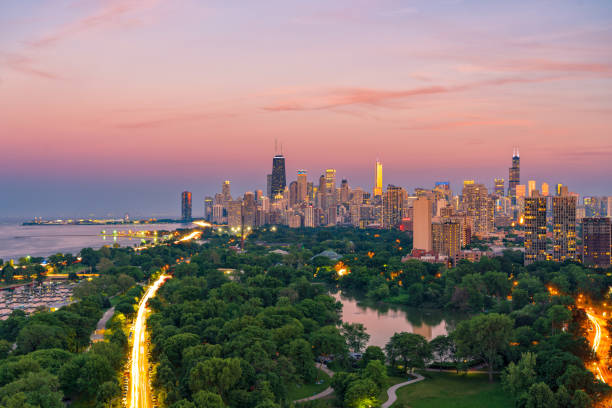 chicago citysape ve lincoln park gün batımında - chicago illinois stok fotoğraflar ve resimler