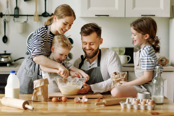 pozytywna rodzina przygotowuje ciasto razem - family with one child domestic life caucasian love zdjęcia i obrazy z banku zdjęć