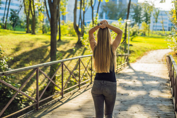 jeune fille de sports posant dans le parc - 11705 photos et images de collection