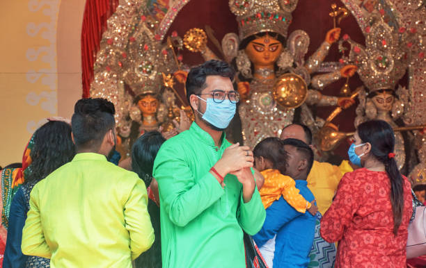 besucher von durga puja pandal inmitten einer coronavirus-pandemie - devotee stock-fotos und bilder