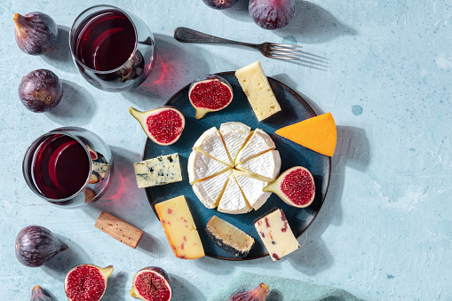 Plato de queso con vino y fruta, foto aérea con un lugar para el texto, un flatlay photo
