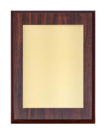Placa dorada o tablero de nombres (diploma) en marco de madera, aislado sobre un fondo blanco photo