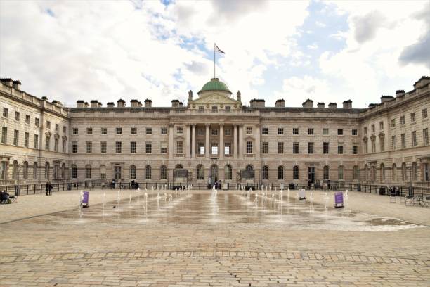 somerset house, londres, royaume-uni - somerset house photos et images de collection