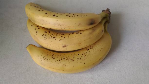 잘 익은 갈색 반점 바나나 과일 - banana rotting ripe above 뉴스 사진 이미지