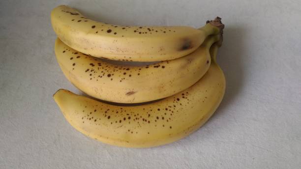 dojrzałe brązowe nakrapiane owoce bananowe - banana rotting ripe above zdjęcia i obrazy z banku zdjęć