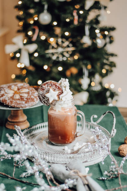 gemütlicher weihnachtskaffee mit schlagsahne und lebkuchen - kakao heißes getränk fotos stock-fotos und bilder