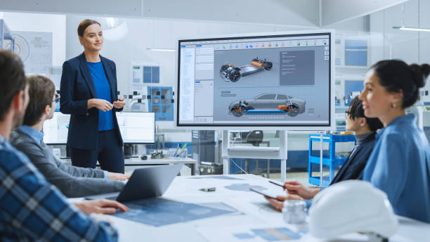 selbstbewusste automobilingenieurin berichtet an diverses team von spezialisten, managern, geschäftsleuten und investoren, die am konferenztisch sitzen, sie zeigt tv mit 3d-prototyp von elektroauto - computer monitor computer women graphic designer stock-fotos und bilder