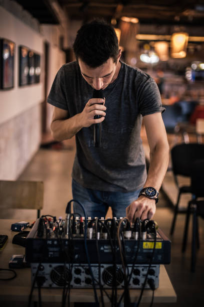 atrás da cena. engenheiro elétrico técnico de som ajustando elementos sonoros - electric mixer sound mixer mixing playing - fotografias e filmes do acervo