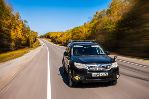 subaru forester bewegt sich auf der straße - recreate stock-fotos und bilder