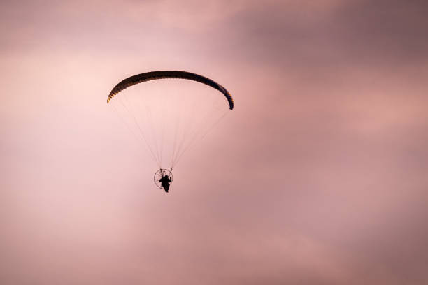 parapente al atardecer - paragliding sport austria parachuting fotografías e imágenes de stock