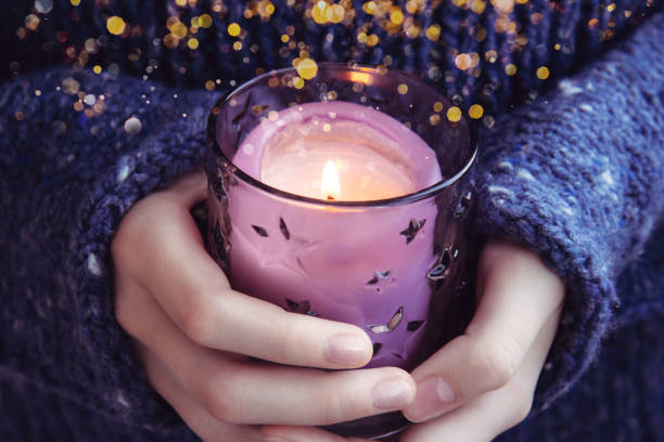 부드러운 따뜻한 진한 파란색 니트 스웨터에 소녀 보유 에 손 굽기 촛불 - candle heat gold burning 뉴스 사진 이미지