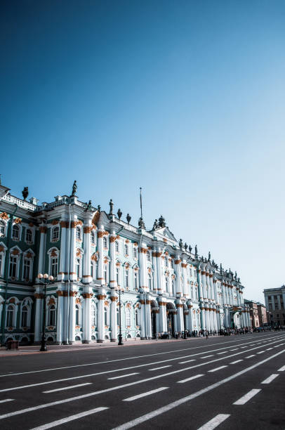 sidovy och ingång av hermitage museum i st petersburg, ryssland - ermitaget bildbanksfoton och bilder