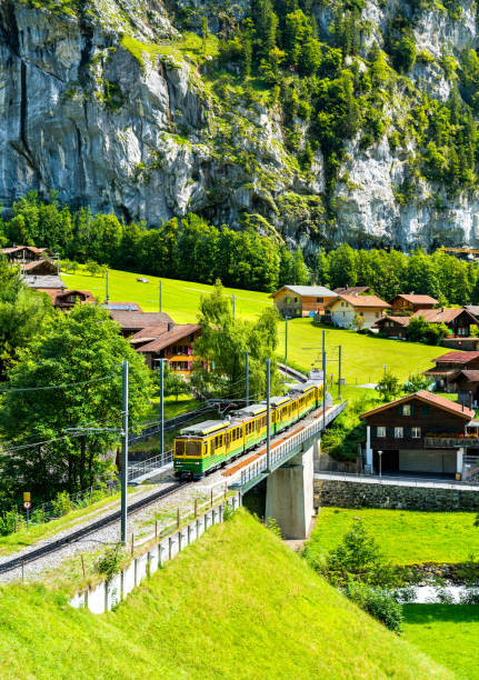 train on the wengernalp railway in lauterbrunnen, switzerland - interlaken railroad station train rural scene imagens e fotografias de stock