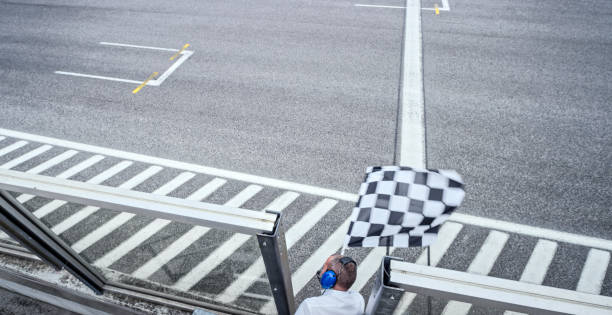 drapeau à damier de course d’auto agitant - flag checkered flag sports race checked photos et images de collection