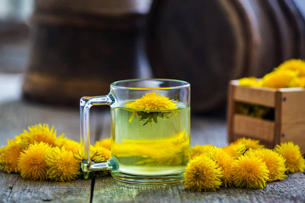 tazza di tè al dente di leone - homewares rustic herbal tea herb foto e immagini stock