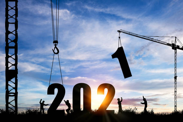 silhouette des bauarbeiters mit kran unter vorbereitung willkommen 2021 neujahrsparty und ändern neu geschäft. - 2021 stock-fotos und bilder