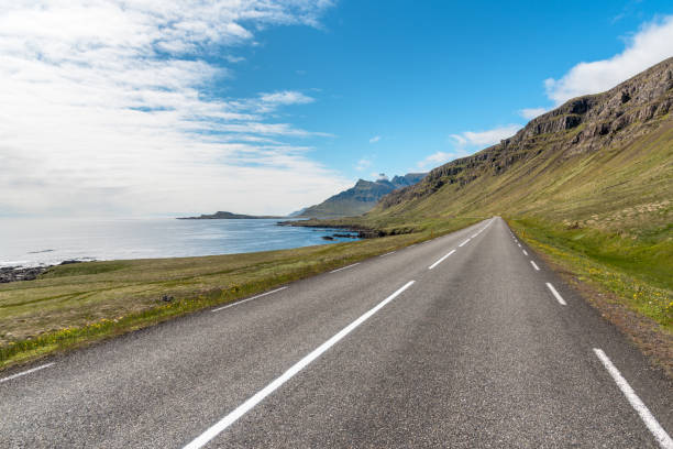 route côtière scénique en islande et ciel bleu avec des nuages - asphalt two lane highway natural phenomenon fog photos et images de collection