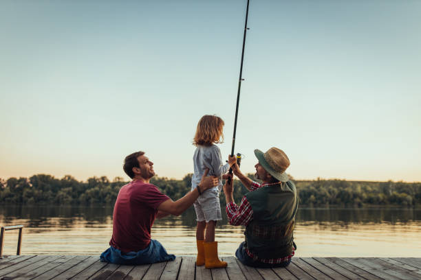 pescar é seu hobby favorito - fishing lake grandfather grandson - fotografias e filmes do acervo