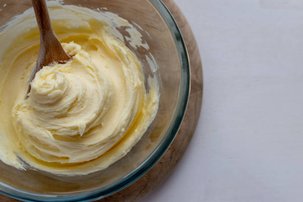 bol de glaçage à la crème au beurre fait maison - crème au beurre photos et images de collection