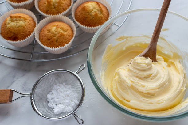 glaçage à la crème au beurre pour décorer les petits gâteaux - buttercream photos et images de collection
