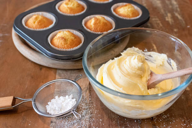 glaçage à la crème au beurre pour décorer les petits gâteaux - crème au beurre photos et images de collection