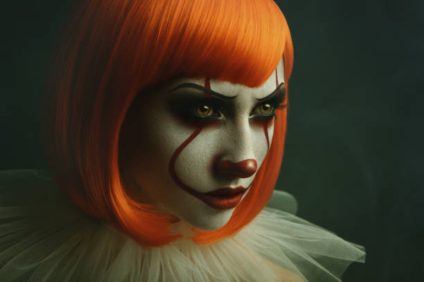 verticale de jeune femelle avec le maquillage de clown. célébration d’halloween. - color image halloween people elegance photos et images de collection