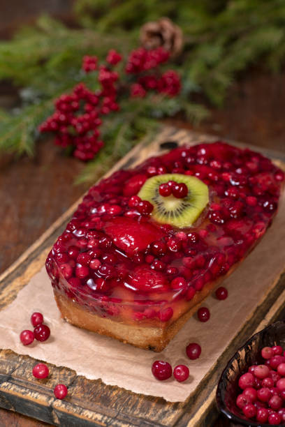 ボード上のゼリークランベリーとフルーツとクリスマスケーキ。 - jellied cranberries 写真 ストックフォトと画像