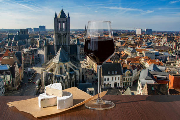 copa de vino tinto con queso brie contra vista de la gran catedral de gante, bélgica - bruges town hall fotografías e imágenes de stock