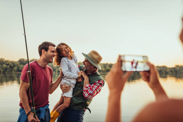 capturer des moments inoubliables en famille - fishing lake grandfather grandson photos et images de collection