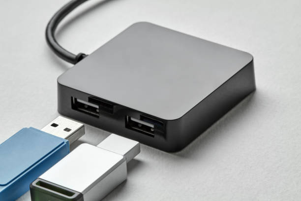 черный портативный usb концентратор для четырех соединений с usb флэш-накопители на белом фоне. автобус povered. крупным планом, селективный фоку� - usb cable drive usb flash drive flash стоковые фото и изображения