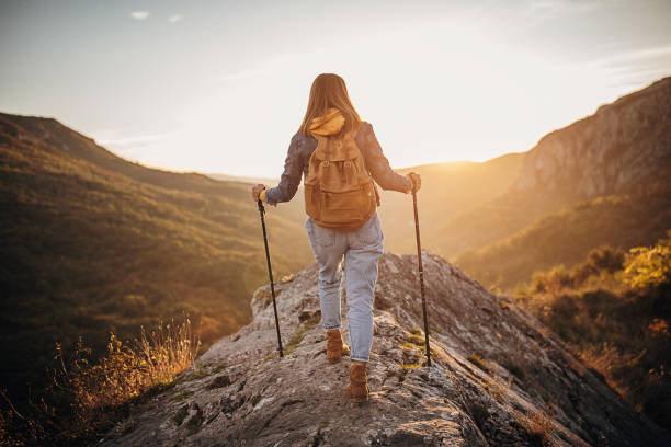 mulher caminhando em um lindo dia de outono - mochileiro - fotografias e filmes do acervo