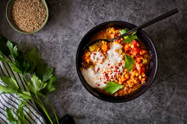 веганская красная чечевица дал - soup lentil healthy eating dishware стоковые фото и изображения