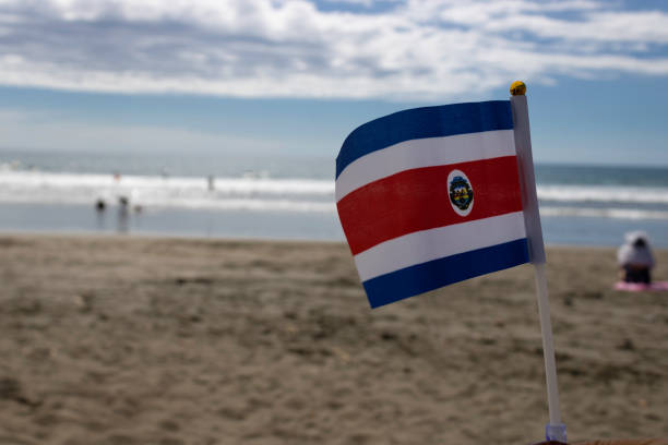 pequena bandeira da costa rica na praia - jetty mediterranean countries pier water - fotografias e filmes do acervo