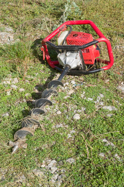 庭の緑の草の上のガソリン地球オーガー - dirt drill agriculture borehole ストックフォトと画像