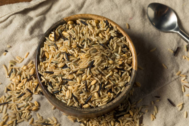 生ドライオーガニックワイルドライス - carbohydrate rice cereal plant uncultivated ストックフォトと画像