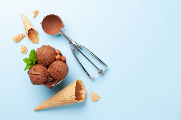 helado de chocolate con nueces - gourmet waffle raspberry berry fruit fotografías e imágenes de stock