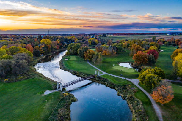 rivière grand aérienne au crépuscule près de la ville de st. jacobs en ontario, canada - waterloo region photos et images de collection