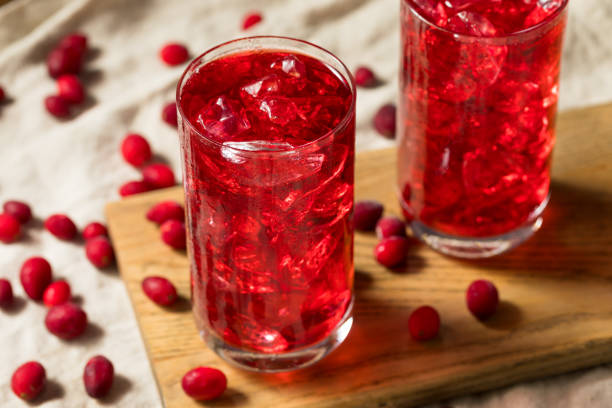 冷たいさわやかなオーガニッククランベリージュースカクテル - berry juice ストックフォトと画像