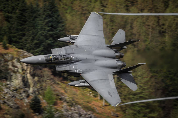 usaf f15e strike eagle low level in the mach loop - f15 photos et images de collection