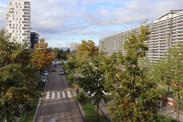 il viale bohlen a vaulx en velin - bohlen foto e immagini stock