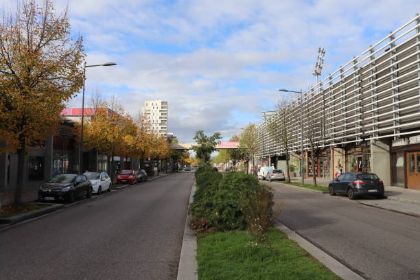 il viale bohlen a vaulx en velin - bohlen foto e immagini stock