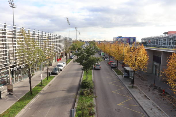 la avenida bohlen en vaulx en velin - bohlen fotografías e imágenes de stock