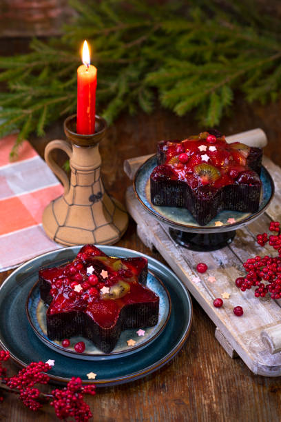 torta di natale con mirtilli rossi gelatini e frutta - jellied cranberries foto e immagini stock